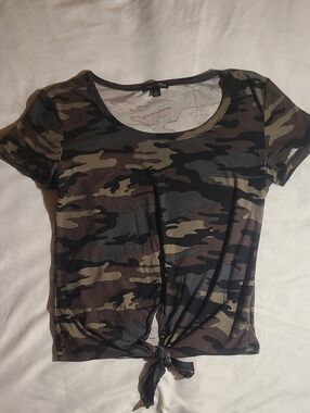 Love Streak Women’s Camouflage Tie-Front Tee - Olive Camo